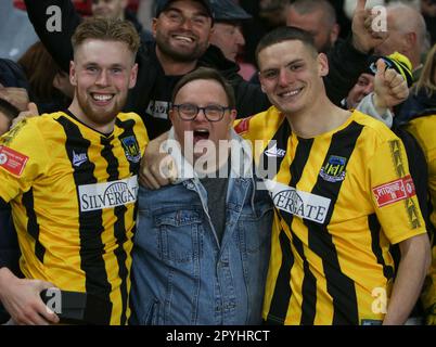 The Stadium of Light, Sunderland, Tyne and Wear, England, 3. Mai 2023. Olly Martin (rechts) und Arron Thompson (links) feiern den Sieg im durham Challenge Cup-Finale mit einem Fan während Hebburn Town V Spennymoor Town im Durham Challenge Cup-Finale Stockfoto