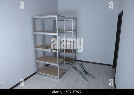 Büroraum mit weißen Wänden und Lagerregalen aus Metall Stockfoto