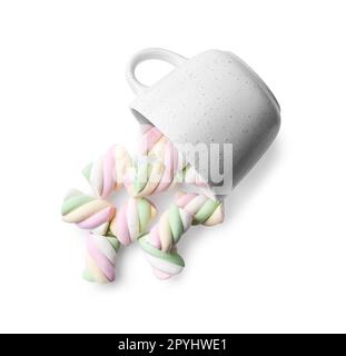 Umgedrehte Tasse köstlicher farbenfroher Marshmallows auf weißem Hintergrund, Draufsicht Stockfoto