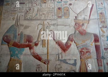 Bas-Relief des Gottes Anubis und Ramses II. An den Wänden des Tempels von Seti I in Abydos Stockfoto