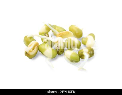 Ein Haufen frischer, gekeimter Mungbohnen, auf weiß isoliert Stockfoto