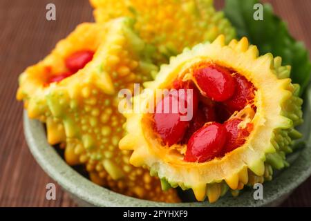 Hälften frischer bitterer Melonen in der Schüssel, Nahaufnahme Stockfoto