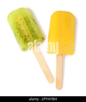 Köstliche Eiswürfel auf weißem Hintergrund, Draufsicht. Obst-Eis-Eis-Eis Stockfoto