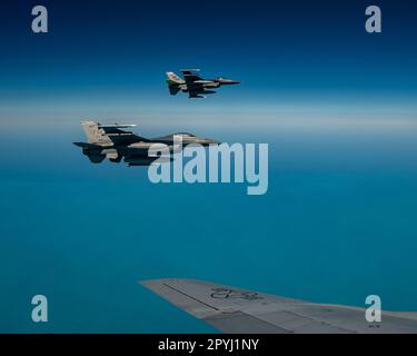 F-16C Fighting Falcons, die der Homestead Air Reserve Base, Florida, zugewiesen wurden, fliegen zusammen mit einem KC-135 Stratotanker, der dem 6. Air Tanken Flügel über dem Golf von Mexiko zugewiesen wurde, am 1. Mai 2023. Homestead ARB beherbergt den 482. Fighter Wing, eine vollständig kampfbereite Einheit, die F-16C-Mehrzweckflugzeuge sowie einsatzbereite Piloten und Hilfspersonal für kurzfristige weltweite Einsätze bereitstellen kann. (USA Air Force Foto von Tech. Sgt. Alexander Cook) Stockfoto