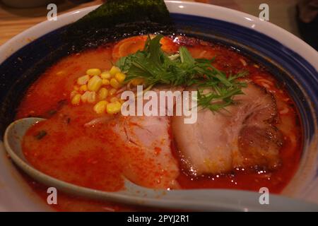 Schüssel mit scharfem Miso Ramen Stockfoto
