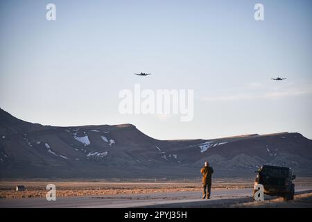 Ein Paar A-10 Thunderbolt IIS fliegen am 30. April 2023 während des Exercise Agile Chariot in der Nähe von Rawlings, Wyoming, über den Highway 287. Agile Chariot testete die Funktionen von Agile Combat Employment, einschließlich kleinerer, verteilter Standorte und Teams, um Flugzeuge, Piloten und andere Mitarbeiter schnell dorthin zu transportieren und zu unterstützen, wo sie gebraucht werden. (USA Air Force Photo von Master Sgt. Cody H. Ramirez) Stockfoto