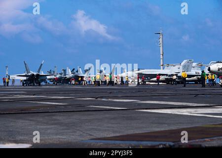 230502-N-MH015-1050 SÜDCHINESISCHES MEER (2. MAI 2023) USA Navy Sailers an Bord des Flugzeugträgers USS Nimitz (CVN 68) führen den Flugbetrieb durch. Nimitz ist in der US-7.-Flotte und führt Routineeinsätze durch. 7. Fleet sind die USA Die größte Flotte der Navy, die mit einer Anzahl von Flotten ausgestattet ist, interagiert und arbeitet regelmäßig mit Verbündeten und Partnern zusammen, um eine freie und offene Region im Indo-Pazifik zu erhalten. (USA Marinefoto von Mass Communication Specialist 2. Klasse Joseph Calabrese) Stockfoto