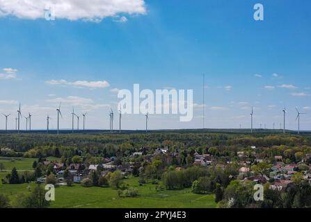 PRODUKTION - 03. Mai 2023, Brandenburg, Klettwitz: Der 300 Meter hohe Windmessmast steigt zwischen vielen Windturbinen auf dem Hochplateau in Klettwitz bei Schipkau (Bezirk Oberspreewald-Lausitz) in den Himmel (Luftaufnahme mit einer Drohne). Am 04.05.2023 wird die Inbetriebnahme des weltweit höchsten Windmessmastes stattfinden. Bei einer Höhe von 300 Metern wird die Windversorgung in den nächsten 12 Monaten systematisch ermittelt. Die Ergebnisse dieses Projekts werden die Grundlage für künftige Hochwasser-Windkrafttürme bilden. Diese werden bestehende Windparks ergänzen. Das Messgerüst wird mit BU betrieben Stockfoto