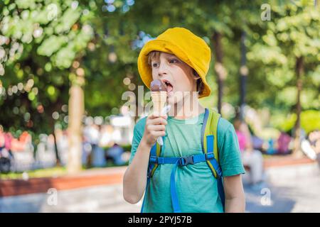 Tourismusjunge, der türkisches Eis isst Stockfoto