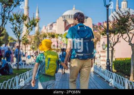 Vater und Sohn Touristen genießen einen wunderschönen Blick auf die Hagia Sophia Kathedrale, die berühmte moschee des islamischen Wahrzeichens, Reisen Sie nach Istanbul, Türkei. Reisen mit Stockfoto