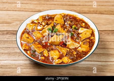 Gericht aus dem Winkel mit hausgemachtem Mapo-Tofu Stockfoto