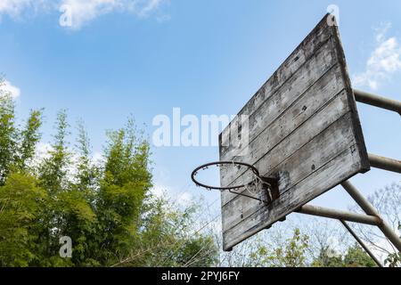 Blick auf Basketballkorb und -brett unter dem blauen Himmel Stockfoto