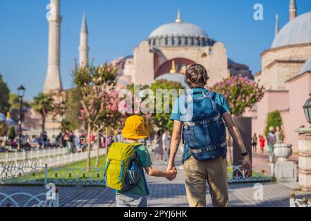 Vater und Sohn Touristen genießen einen wunderschönen Blick auf die Hagia Sophia Kathedrale, die berühmte moschee des islamischen Wahrzeichens, Reisen Sie nach Istanbul, Türkei. Reisen mit Stockfoto