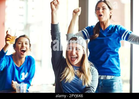 Fußball ist nicht gleichbedeutend mit Macho. Drei aufgeregte Freunde jubeln ihr Lieblingsteam an. Stockfoto
