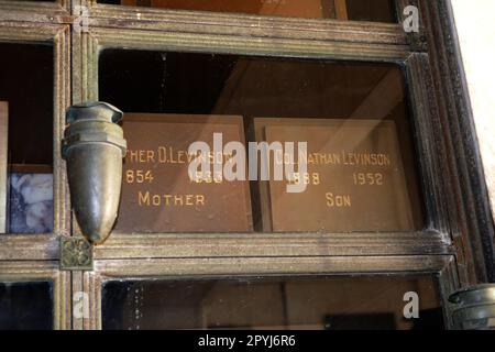 Los Angeles, Kalifornien, USA 1. Mai 2023 Nathan Levinson Nische/Grab im Beth Olam Mausoleum auf dem Hollywood Forever Cemetery am 1. Mai 2023 in Los Angeles, Kalifornien, USA. Foto: Barry King/Alamy Stock Photo Stockfoto