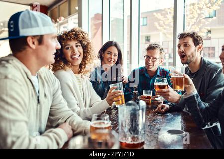 Freunde wissen, wie man dich aufheitert. Eine Gruppe von Freunden, die sich in einer Bar amüsieren. Stockfoto