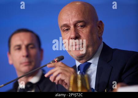 Bukarest, Rumänien. 3. Mai 2023: Dumitru Costin, Präsident des National Trade Union Bloc (BNS), spricht auf einer Pressekonferenz zum Abschluss des Kongresses "FIFPRO Division Europe General Assembly 2023", der vom Verband der Fußballgewerkschafter aus Europa veranstaltet wird. In Partnerschaft mit der Tochtergesellschaft National Trade Union Bloc (BNS) und dem Verband der Amateur- und NichtAmateurfußballer (AFAN) aus Rumänien in Bukarest. Kredit: Lucian Alecu/Alamy Live News Stockfoto