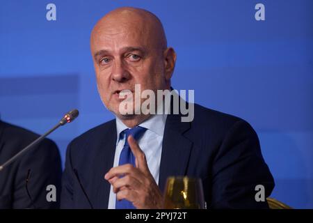 Bukarest, Rumänien. 3. Mai 2023: Dumitru Costin, Präsident des National Trade Union Bloc (BNS), spricht auf einer Pressekonferenz zum Abschluss des Kongresses "FIFPRO Division Europe General Assembly 2023", der vom Verband der Fußballgewerkschafter aus Europa veranstaltet wird. In Partnerschaft mit der Tochtergesellschaft National Trade Union Bloc (BNS) und dem Verband der Amateur- und NichtAmateurfußballer (AFAN) aus Rumänien in Bukarest. Kredit: Lucian Alecu/Alamy Live News Stockfoto