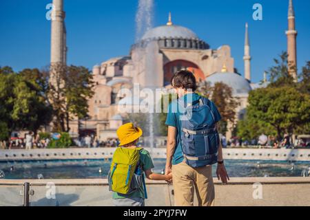 Vater und Sohn Touristen genießen einen wunderschönen Blick auf die Hagia Sophia Kathedrale, die berühmte moschee des islamischen Wahrzeichens, Reisen Sie nach Istanbul, Türkei. Reisen mit Stockfoto