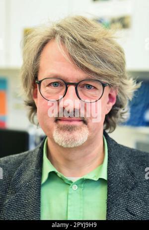 Karlsruhe, Deutschland. 21. April 2023. Olaf Zimmermann von Einheit 33: Zoologische Diagnostik, Schädlings- und Nutzinsektenbiologie, Pflanzenquarantine, am Augustenberg Landwirtschaftstechnologiezentrum (LTZ), fotografiert an seinem Arbeitsplatz. Kredit: Uli Deck/dpa/Alamy Live News Stockfoto