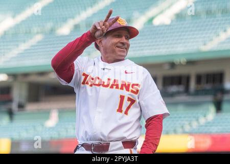 USC Trojans Assistenztrainer vor einem regulären Saisonspiel im Angel Stadium gegen die Long Beach State Dirtbags am Dienstag, den 2. Mai 2023 in Anaheim, Kalifornien Die Drecksäcke besiegten die Trojaner mit 8:4. (Aliyah Navarro/Bild des Sports) Stockfoto