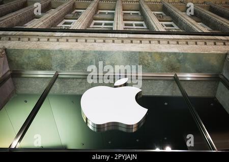 Hamburg, Deutschland. 01. Mai 2023. Das Logo des US-Technologieunternehmens Apple ist nachts im Apple Store Jungfernstieg im Stadtzentrum zu sehen. Apple gibt die Zahlen für das 2. Quartal auf 04.05.2023 bekannt. Kredit: Christian Charisius/dpa/Alamy Live News Stockfoto