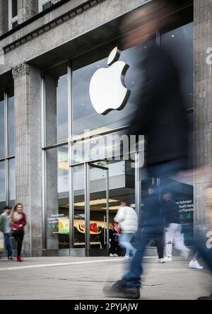 Hamburg, Deutschland. 02. Mai 2023. Das Logo des US-Technologieunternehmens Apple ist über dem Eingang zum Apple Store Jungfernstieg im Stadtzentrum zu sehen (lange Verschlusszeit). Apple gibt die Zahlen für das 2. Quartal auf 04.05.2023 bekannt. Kredit: Christian Charisius/dpa/Alamy Live News Stockfoto