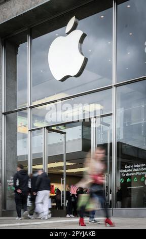 Hamburg, Deutschland. 02. Mai 2023. Das Logo des US-Technologieunternehmens Apple ist über dem Eingang zum Apple Store Jungfernstieg im Stadtzentrum zu sehen (lange Verschlusszeit). Apple gibt die Zahlen für das 2. Quartal auf 04.05.2023 bekannt. Kredit: Christian Charisius/dpa/Alamy Live News Stockfoto