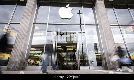 Hamburg, Deutschland. 02. Mai 2023. Das Logo des US-Technologieunternehmens Apple ist über dem Eingang zum Apple Store Jungfernstieg im Stadtzentrum zu sehen (lange Verschlusszeit). Apple gibt die Zahlen für das 2. Quartal auf 04.05.2023 bekannt. Kredit: Christian Charisius/dpa/Alamy Live News Stockfoto