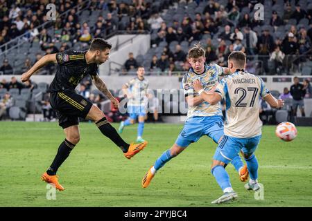 Der LAFC-Mittelfeldspieler Ryan Hollingshead (24) schickt während eines CONC einen Pass zwischen dem Verteidiger der Philadelphia Union Kai Wagner (27) und dem Mittelfeldspieler Jack McGlynn (16) Stockfoto