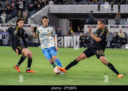 Der LAFC-Verteidiger Aaron Long (33) und der Mittelfeldspieler Déniel Gazdag (10) der Philadelphia Union kämpfen während eines Halbfinals der CONCACAF Champions League um Besitz Stockfoto