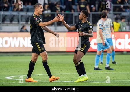 Der LAFC-Verteidiger Aaron Long (33) und der Verteidiger Diego Palacios (12) feiern während eines Halbfinalspiels der CONCACAF Champions League gegen die Philadelphia Stockfoto