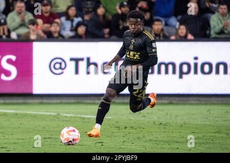 Der LAFC Forward Kwadwo Opoku (22) verfolgt den Ball während eines Halbfinalspiels der CONCACAF Champions League gegen die Philadelphia Union am Dienstag, den 2. Mai Stockfoto