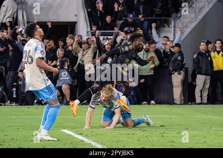 Der LAFC Forward Kwadwo Opoku (22) springt über den Verteidiger der Philadelphia Union Jakob Glesnes (5), nachdem er während eines CONCACAF Champions League Semi-f ein Tor geschossen hat Stockfoto