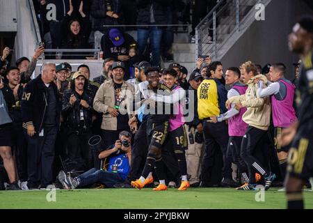 Forward Kwadwo Opoku (22) des LAFC und Verteidiger Erik Dueñas (18) feiern während eines Halbfinalspiels der CONCACAF Champions League gegen die Philadel ein Tor Stockfoto