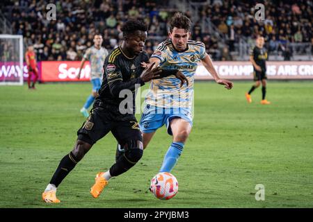 Der LAFC Forward Kwadwo Opoku (22) versucht, während eines Halbfinalspiels der CONCACAF Champions League die Philadelphia Union Mittelfeldspielerin Quinn Sullivan (33) zu überholen Stockfoto