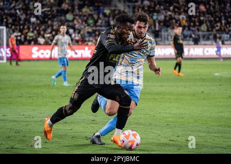 Der LAFC Forward Kwadwo Opoku (22) versucht, während eines Halbfinalspiels der CONCACAF Champions League die Philadelphia Union Mittelfeldspielerin Quinn Sullivan (33) zu überholen Stockfoto