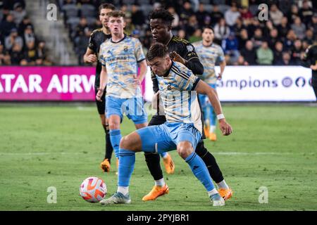 Kai Wagner (27), Verteidiger der Philadelphia Union, hält sich während eines Halbfinalspiels der CONCACAF Champions League am Dienstag, M, vom LAFC-Forward Kwadwo Opoku (22) fern Stockfoto