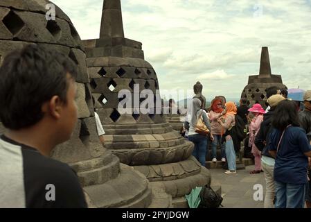Touristen zwischen Stupas am Borobudur Tempel in der Provinz Zentraljava in Indonesien. Stockfoto