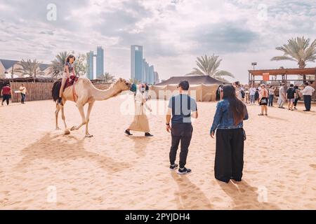 15. Januar 2023, Abu Dhabi, Vereinigte Arabische Emirate: Kamelreitattraktion für Touristen im Heritage Village Stockfoto