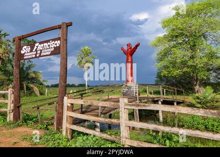 Statue von San Francisco, Beschützer der Ökologie, in einem kleinen eingezäunten Park entlang der Transpantaneira Road, North Pantanal, Mato Grosso, Brasilien Stockfoto