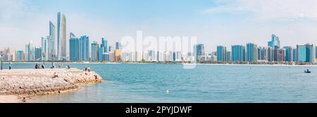 15. Januar 2023, Abu Dhabi, Vereinigte Arabische Emirate: Panoramablick auf die Wolkenkratzer von Abu Dhabi und die Menschen an der Küste Stockfoto