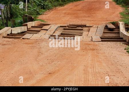 Holzbrücke auf der unbefestigten Straße Transpantaneira in sehr schlechtem Zustand, Pantanal Wetlands, Mato Grosso, Brasilien Stockfoto