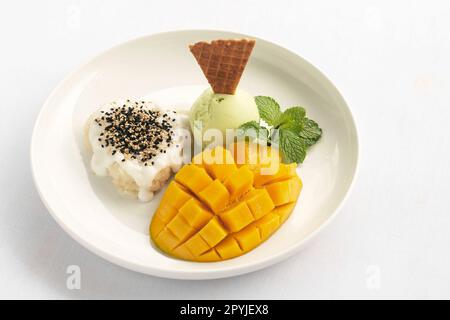 Mango mit klebrigem Reis und Pandan-Eis, thailändisches berühmtes Dessert Stockfoto