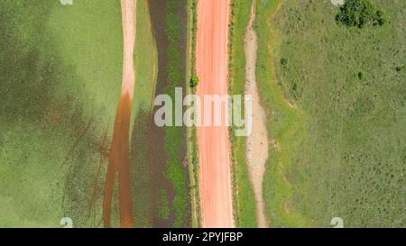 Luftaufnahme der Transpantaneira-Feldstraße mit Lagunen und Wiesen, Pantanal Wetlands, Mato Grosso, Brasilien Stockfoto