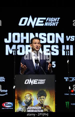 Denver, CO, USA. 3. Mai 2023. DENVER, COLORADO - 3. MAI: EIN Kommentator der Meisterschaft spricht mit den Fans auf der ONE Championship Pressekonferenz am 3. Mai 2023 im Paramount Theatre in Denver, Colorado. (Kreditbild: © Christopher Colon/PX Imagens via ZUMA Press Wire) NUR REDAKTIONELLE VERWENDUNG! Nicht für den kommerziellen GEBRAUCH! Stockfoto