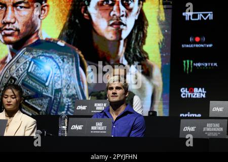 Denver, CO, USA. 3. Mai 2023. DENVER, COLORADO - 3. MAI: Sage Northcutt spricht mit den Fans auf der ONE Championship Pressekonferenz am 3. Mai 2023 im Paramount Theatre in Denver, Colorado. (Kreditbild: © Christopher Colon/PX Imagens via ZUMA Press Wire) NUR REDAKTIONELLE VERWENDUNG! Nicht für den kommerziellen GEBRAUCH! Stockfoto