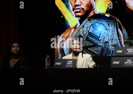 Denver, CO, USA. 3. Mai 2023. DENVER, COLORADO - 3. MAI: Stamp Fairtex spricht mit den Fans auf der ONE Championship Pressekonferenz am 3. Mai 2023 im Paramount Theatre in Denver, Colorado. (Kreditbild: © Christopher Colon/PX Imagens via ZUMA Press Wire) NUR REDAKTIONELLE VERWENDUNG! Nicht für den kommerziellen GEBRAUCH! Stockfoto