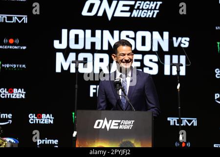 Denver, CO, USA. 3. Mai 2023. DENVER, COLORADO - 3. MAI: EIN Kommentator der Meisterschaft spricht mit den Fans auf der ONE Championship Pressekonferenz am 3. Mai 2023 im Paramount Theatre in Denver, Colorado. (Kreditbild: © Christopher Colon/PX Imagens via ZUMA Press Wire) NUR REDAKTIONELLE VERWENDUNG! Nicht für den kommerziellen GEBRAUCH! Stockfoto