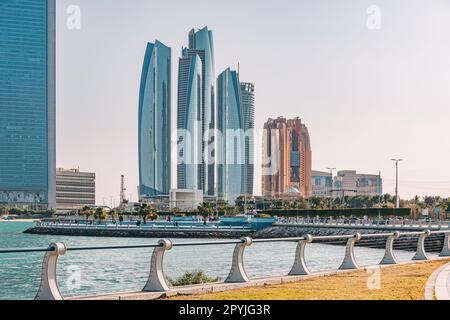 15. Januar 2023, Abu Dhabi, Vereinigte Arabische Emirate: Majestätische Wolkenkratzer an der Uferlinie der Stadt Stockfoto